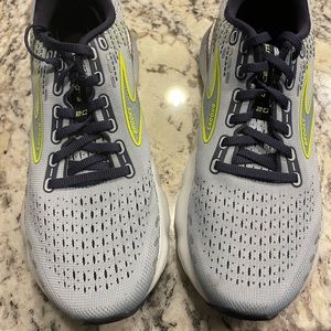 In great condition women’s Size 9 Brooks Glycerin GTS. Worn a few times.